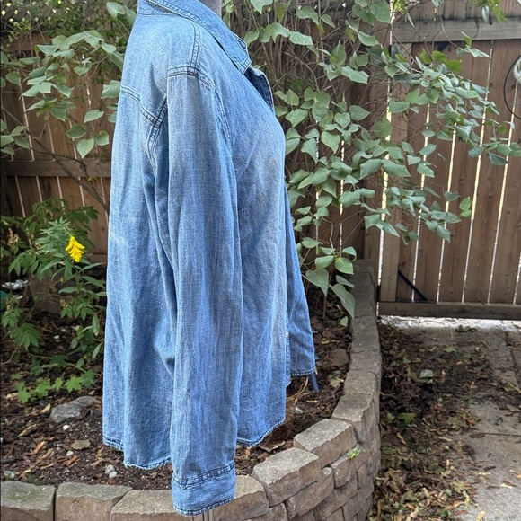Women’s Old Navy Light weight Denim Button-Up Shirt. Cotton. XL - Picture 6 of 9